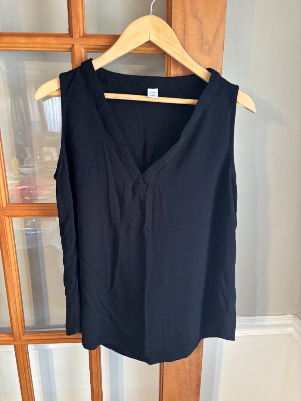 Old Navy Women's sleeveless V neck black blouse SZ: L